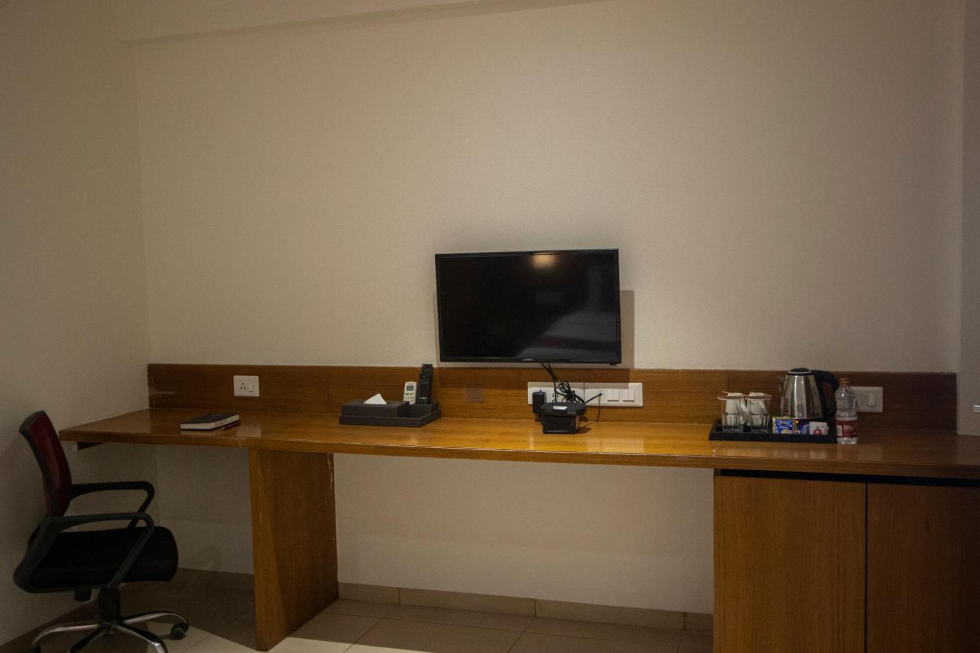Monarch Express Chakan Hotel Exterior foto