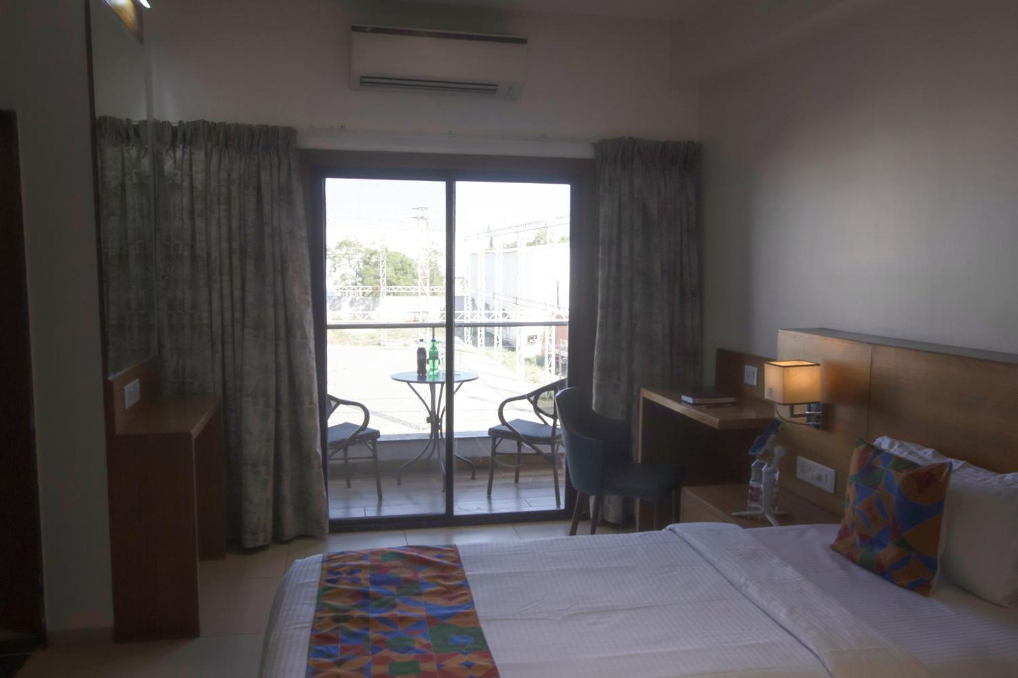 Monarch Express Chakan Hotel Exterior foto